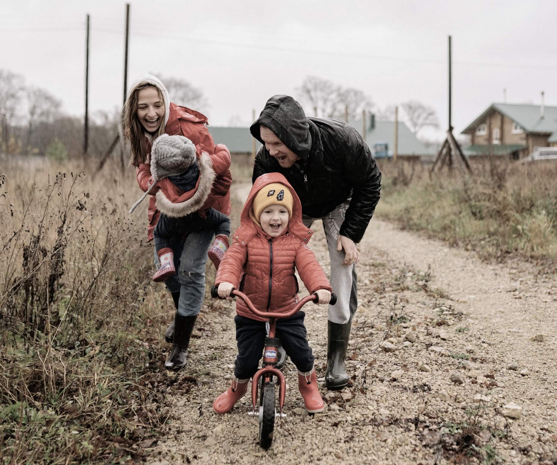 Jak nie stracić bliskości w związku po narodzinach dziecka? Jak radzić sobie z niezrozumieniem osób bezdzietnych? Dlaczego pary bez dzieci nie rozumieją twojego związku? Zdjęcie przedstawia szczęśliwą parę z dwójką dzieci. Redefiniują swój sukces jako para w inny sposób niż kiedyś.